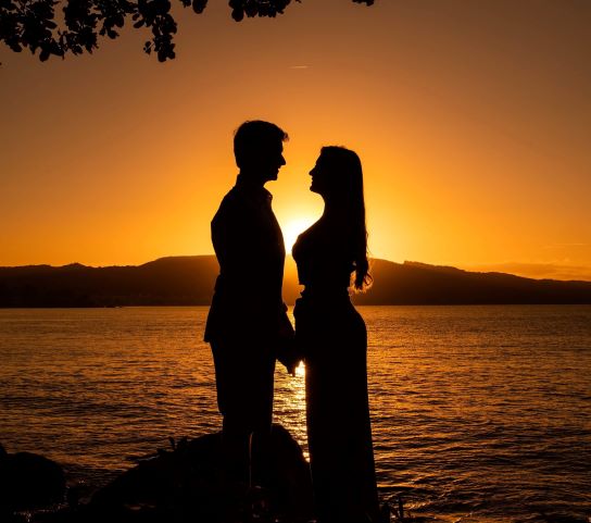 the siloette of a dating couple (ew)