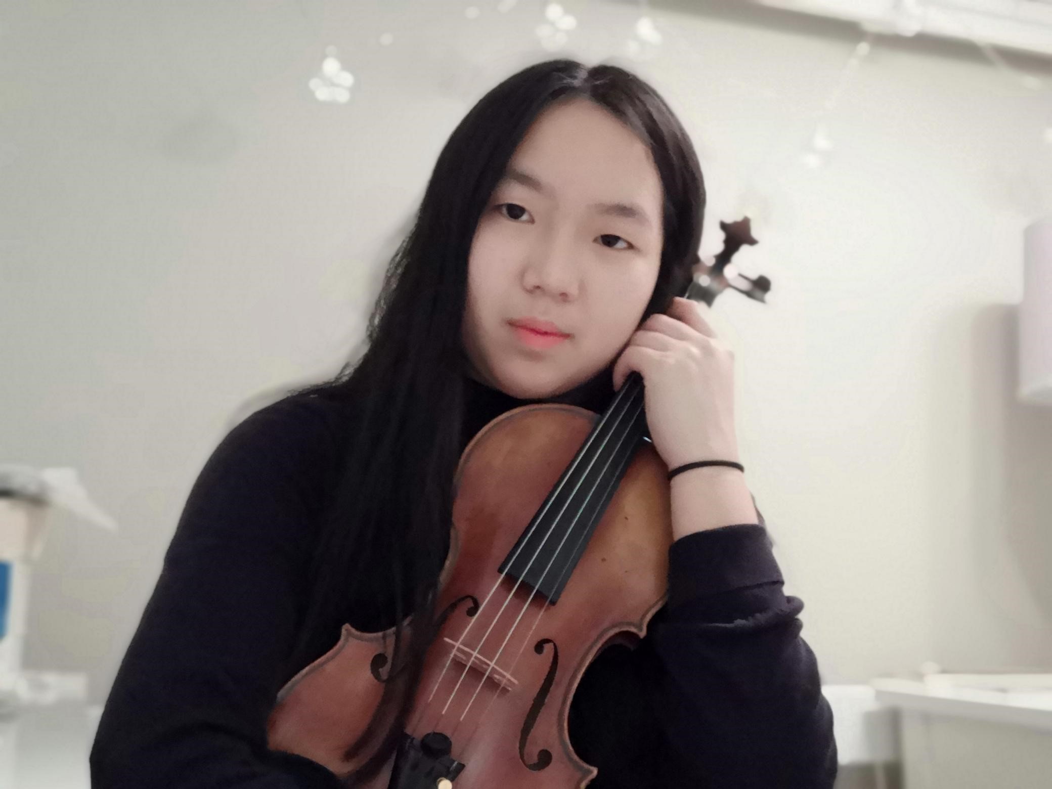 Karena Qian posing with violin